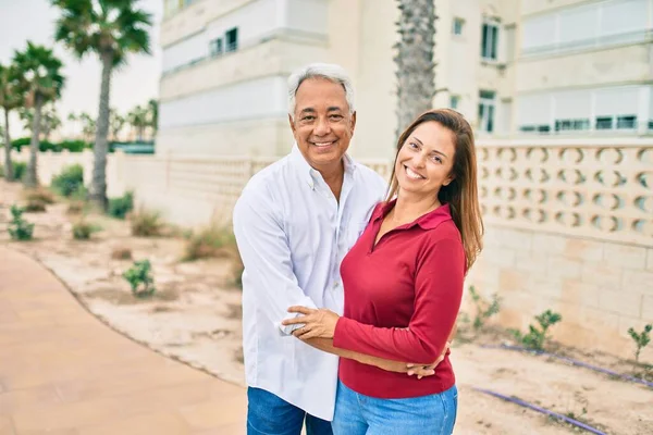 Middle Age Hispanic Couple Smiling Happy Hugging Walking Street — Stock Photo, Image