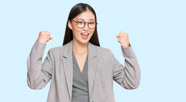 若い中国の女性は誇りに思って叫んでビジネス服を着て 勝利と成功を祝う非常に腕を上げ興奮 — ストック写真