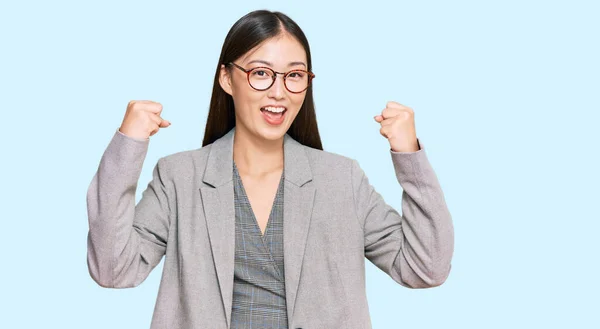 Giovane Donna Cinese Indossa Abiti Lavoro Urlando Orgoglioso Celebrando Vittoria — Foto Stock