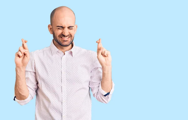 Young Handsome Man Wearing Elegant Shirt Gesturing Finger Crossed Smiling — Stock Photo, Image