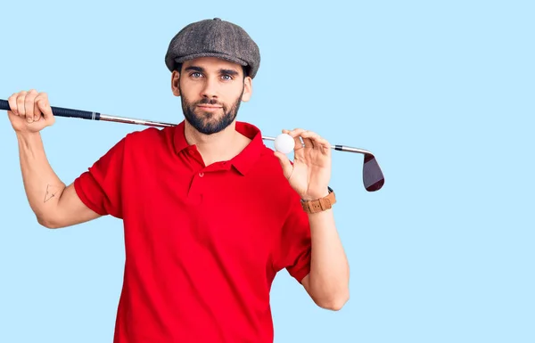 Sakallı Genç Yakışıklı Adam Golf Sopası Top Oynuyor Düşünme Tavrı — Stok fotoğraf