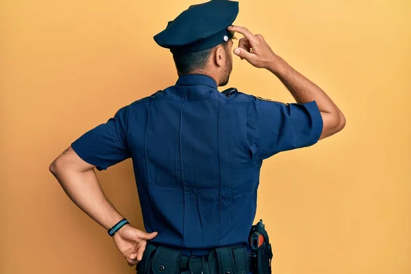 Hombre Hispano Guapo Vistiendo Uniforme Policial Revés Pensando Duda Con — Foto de Stock