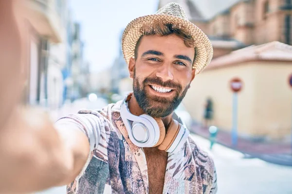 Ung Latinamerikansk Man Semester Bär Hörlurar Gör Selfie Vid Kameran — Stockfoto