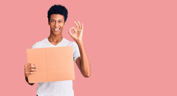 Mladý Africký Američan Drží Banner Karton Dělá Znamení Prsty Usmívá — Stock fotografie