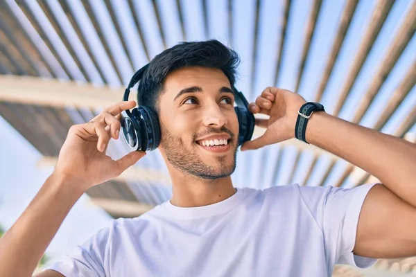 Молодий Латинський Чоловік Посміхається Щасливим Прослуховуванням Музики Допомогою Навушників Місті — стокове фото