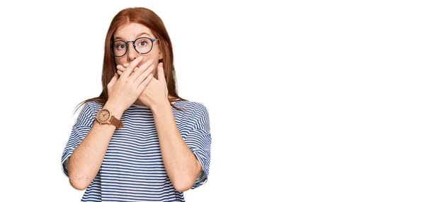 Giovane Leggere Testa Donna Indossando Abiti Casual Occhiali Scioccato Coprendo — Foto Stock