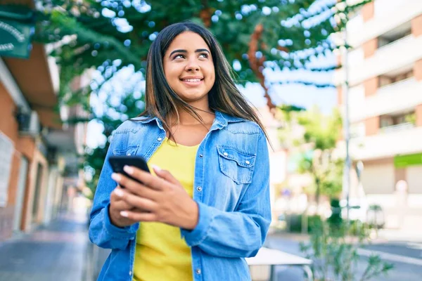 Νεαρή Λατίνα Γυναίκα Χαμογελά Ευτυχισμένη Χρησιμοποιώντας Smartphone Στην Πόλη — Φωτογραφία Αρχείου