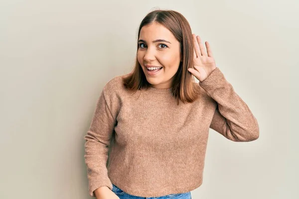 Ung Kaukasiska Kvinna Bär Casual Vinter Tröja Med Hand Huvudet — Stockfoto