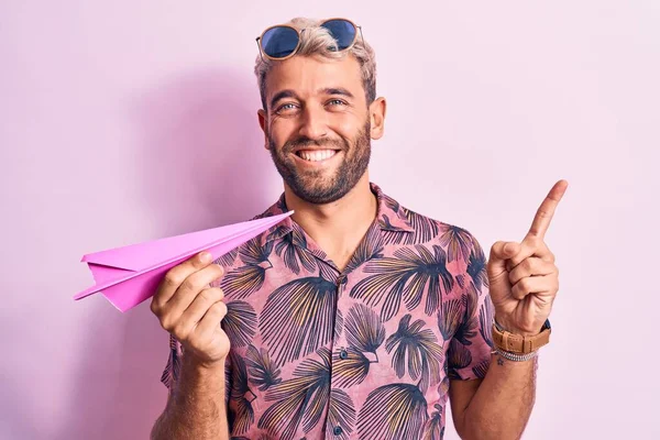 Bonito Homem Loiro Com Barba Férias Segurando Avião Papel Rosa — Fotografia de Stock