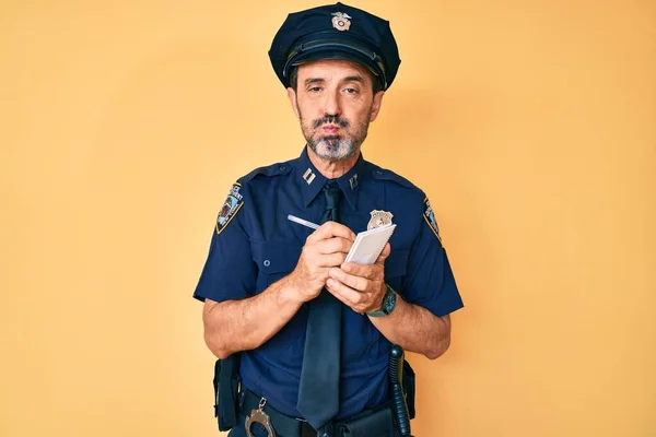 Hispánec Středního Věku Policejní Uniformě Píše Dopravní Zácpu Legračním Obličejem — Stock fotografie
