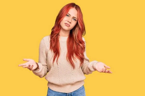 Mulher Ruiva Jovem Vestindo Camisola Inverno Casual Sem Noção Confundido — Fotografia de Stock