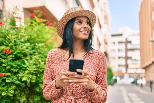 Junge Afrikanisch Amerikanische Touristin Urlaub Lächelt Glücklich Mit Smartphone Der — Stockfoto