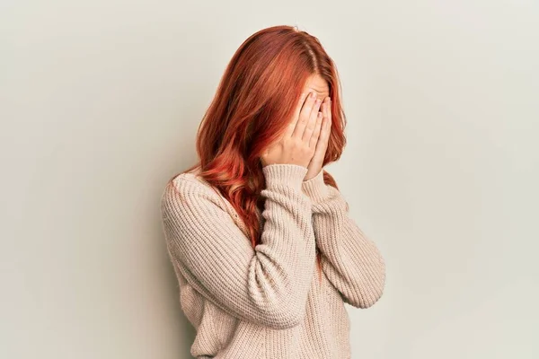 Jovem Mulher Ruiva Bonita Vestindo Camisola Inverno Casual Com Expressão — Fotografia de Stock