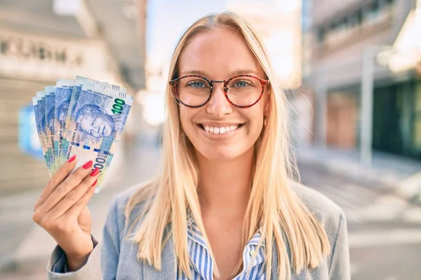 Joven Empresaria Rubia Sonriendo Feliz Sosteniendo Billetes Rand Sudafricanos Caminando — Foto de Stock