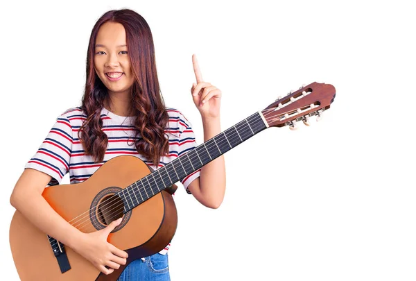 Giovane Bella Ragazza Cinese Che Suona Chitarra Classica Sorpresa Con — Foto Stock