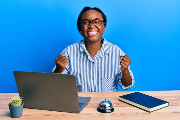 Jovem Africana Trabalhando Recepção Hotel Usando Laptop Muito Feliz Animado — Fotografia de Stock