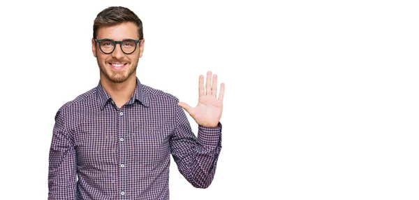 Bonito Homem Caucasiano Vestindo Roupas Casuais Óculos Mostrando Apontando Para — Fotografia de Stock