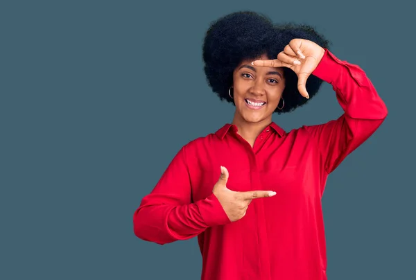 Chica Afroamericana Joven Con Ropa Casual Sonriendo Haciendo Marco Con —  Fotos de Stock