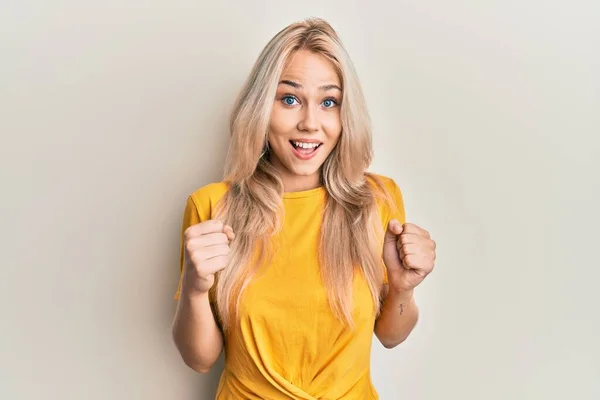 Vacker Kaukasiska Blond Flicka Bär Casual Tshirt Firar Förvånad Och — Stockfoto