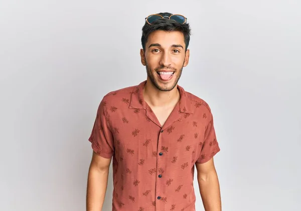 Νεαρός Όμορφος Άντρας Καλοκαιρινά Ρούχα Βγάζει Γλώσσα Χαρούμενος Αστεία Έκφραση — Φωτογραφία Αρχείου