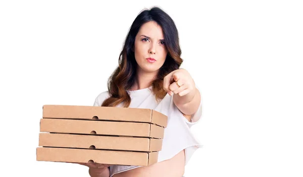 Schöne Junge Brünette Frau Mit Lieferung Pizzaschachtel Zeigt Mit Dem — Stockfoto