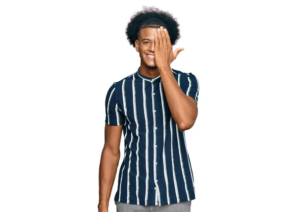 Afrikansk Amerikansk Man Med Afro Hår Bär Casual Kläder Täcker — Stockfoto