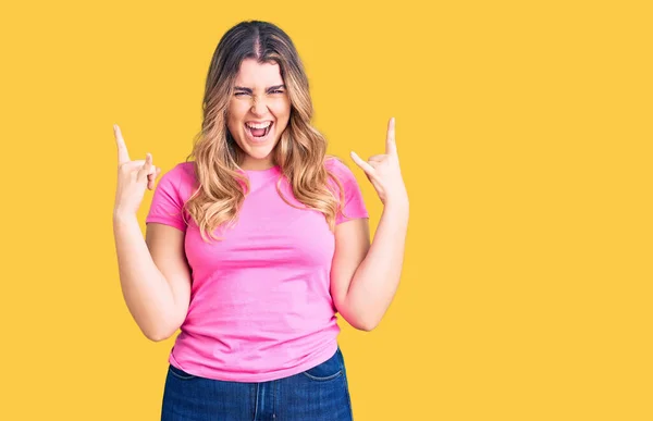 Mulher Caucasiana Jovem Vestindo Sportswear Gritando Com Expressão Louca Fazendo — Fotografia de Stock