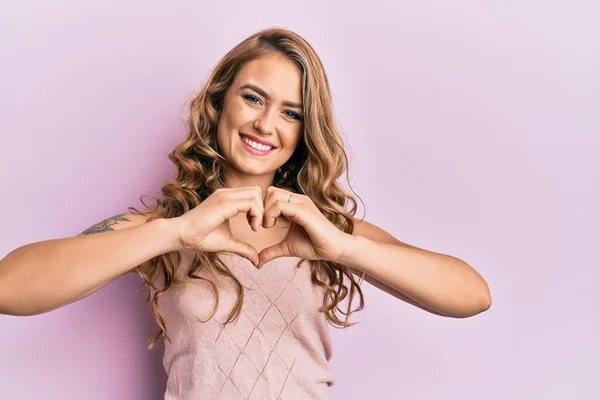 Menina Loira Jovem Vestindo Roupas Casuais Sorrindo Amor Fazendo Forma — Fotografia de Stock