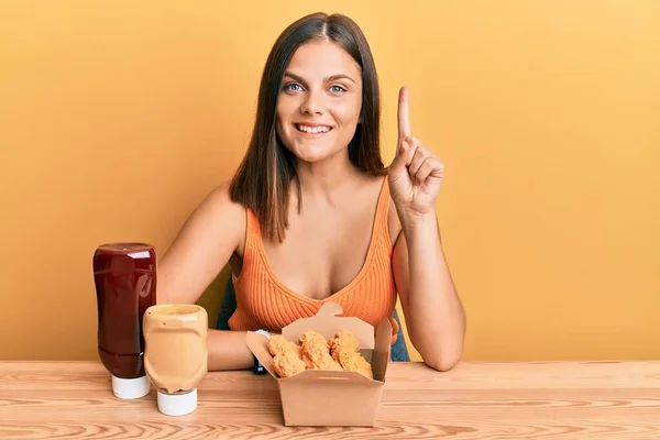 Joven Mujer Caucásica Comiendo Pollo Frito Con Salsas Sonriendo Con —  Fotos de Stock