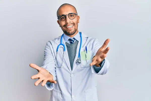 Hombre Adulto Hispano Vistiendo Uniforme Médico Estetoscopio Sonriente Alegre Ofreciendo — Foto de Stock