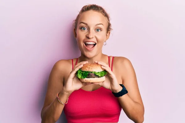 Mooie Blanke Vrouw Eten Een Smakelijke Klassieke Hamburger Vieren Gek — Stockfoto