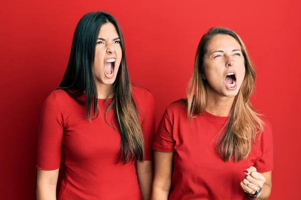 Іспанська Сім Мати Дочка Носять Повсякденний Одяг Червоному Фоні Гнівно — стокове фото