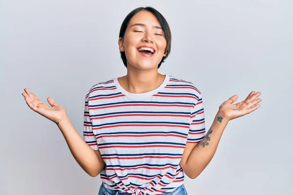 Mulher Bonita Com Cabelo Curto Vestindo Roupas Casuais Celebrando Louco — Fotografia de Stock