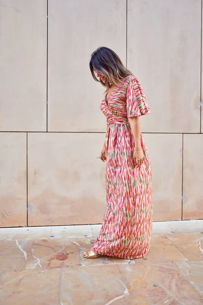 Schöne Junge Frau Modischen Klamotten Geht Die Straße Hinunter — Stockfoto