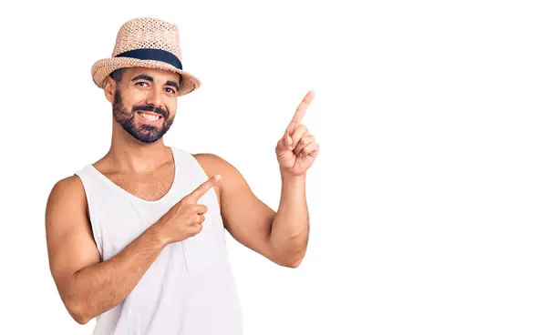 Ung Latinamerikan Man Bär Casual Sommar Hatt Leende Och Tittar — Stockfoto