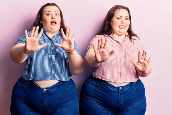 Les Jeunes Jumeaux Taille Portant Des Vêtements Décontractés Effrayés Terrifiés — Photo