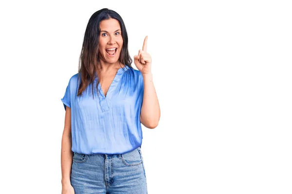 Ung Vacker Brunett Kvinna Bär Casual Shirt Pekar Finger Upp — Stockfoto