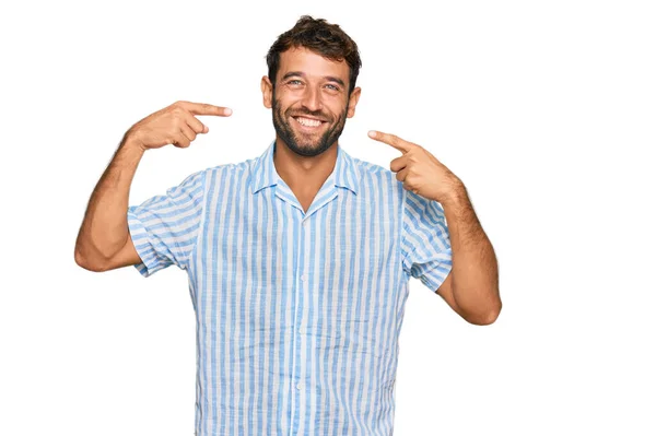 Przystojny Młody Człowiek Brodą Luźnej Świeżej Koszuli Uśmiechnięty Radosny Pokazujący — Zdjęcie stockowe