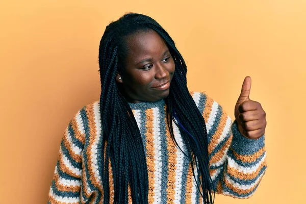 Joven Mujer Negra Con Trenzas Que Usan Suéter Casual Invierno —  Fotos de Stock