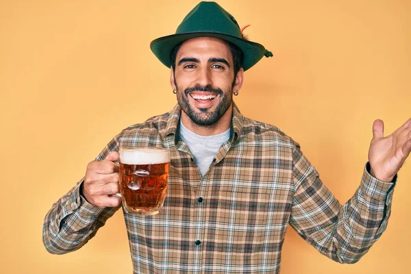 Snygg Hispanic Man Med Skägg Bär Oktoberfest Hatt Dricka Fira — Stockfoto