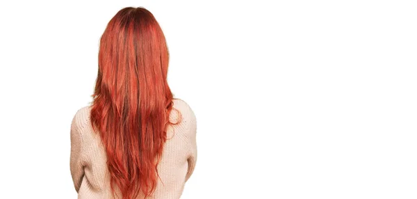 Kış Süveteri Giyen Genç Kızıl Saçlı Kadın Arkasını Dönüp Kollarını — Stok fotoğraf