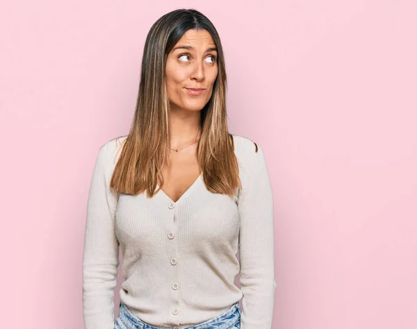 Jonge Vrouw Dragen Casual Kleding Glimlachen Kijken Naar Zijkant Staren — Stockfoto