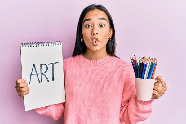 Jovem Mulher Asiática Segurando Caderno Arte Lápis Coloridos Fazendo Cara — Fotografia de Stock