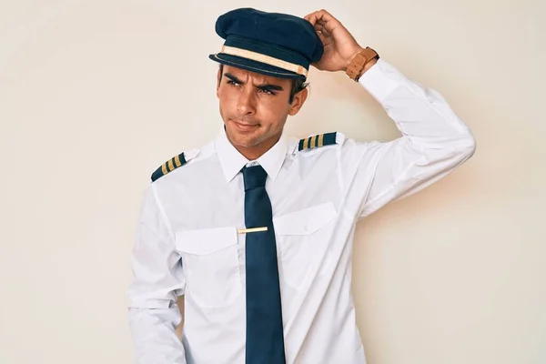 Joven Hispano Con Uniforme Piloto Avión Confunde Pregunta Sobre Pregunta —  Fotos de Stock