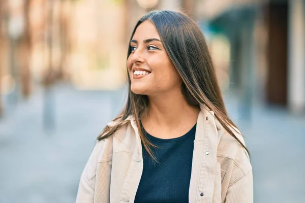 Joven Chica Hispana Sonriendo Feliz Pie Ciudad — Foto de Stock