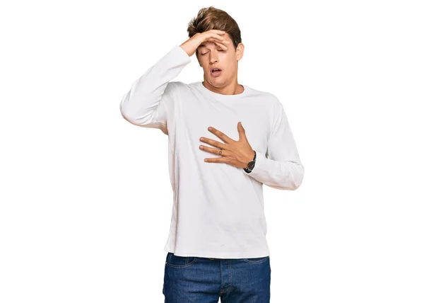 Schöner Kaukasischer Mann Lässigem Weißen Pullover Der Bei Krankheit Und — Stockfoto