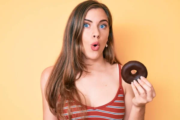 Schöne Junge Kaukasische Frau Hält Donut Verängstigt Und Erstaunt Mit — Stockfoto