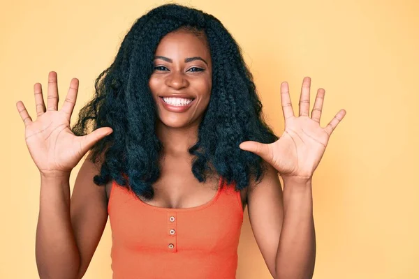 Красивая Африканская Женщина Повседневной Одежде Показывает Указывает Пальцами Номер Десять — стоковое фото