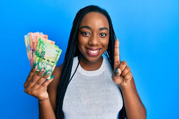 Joven Mujer Afroamericana Sosteniendo Billetes Rand Sudafricanos Sonriendo Con Una —  Fotos de Stock