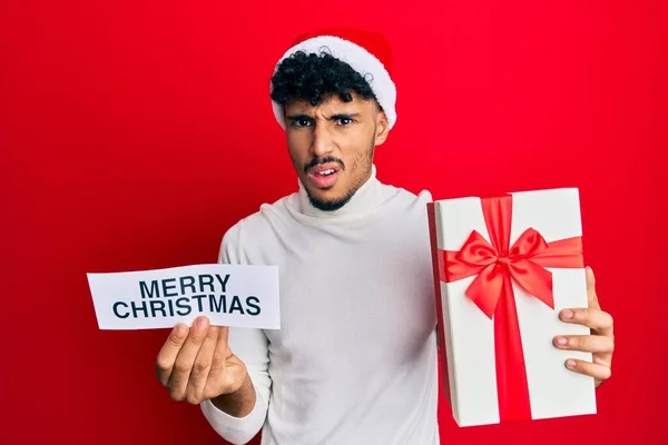 Молодой Арабский Красавчик Рождественской Шляпе Шокирующим Лицом Скептически Настроенный Саркастичный — стоковое фото